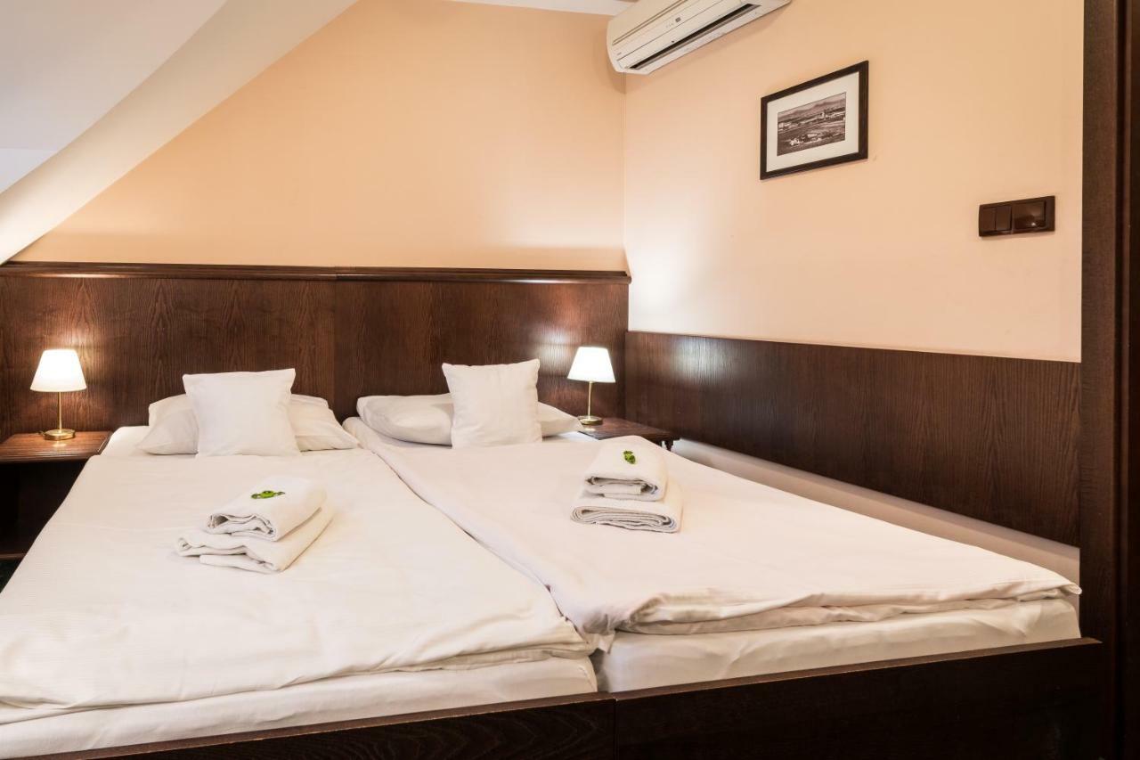 Hotel U Hejtmana Sarovce Uherske Hradiste Bagian luar foto